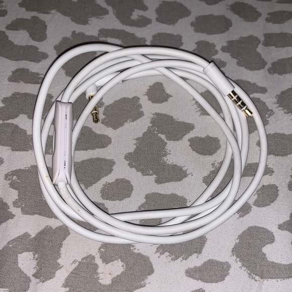 Apple Rosegold Beats Solo3 Wireless Headphones - Picture 11 of 16